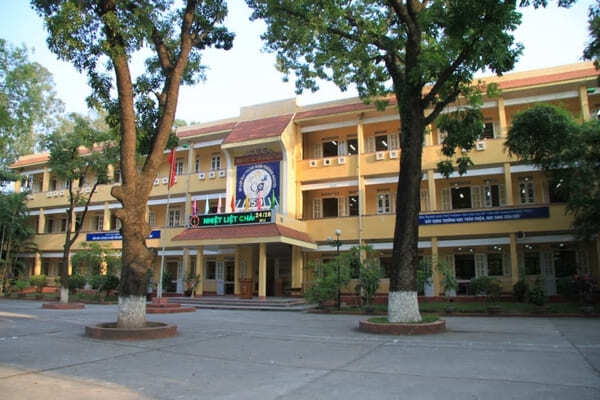 Review về trường THPT Yên Hoà: Chất lượng giảng dạy và học tập có thực sự toàn diện? 2 trường THPT Yên Hoà