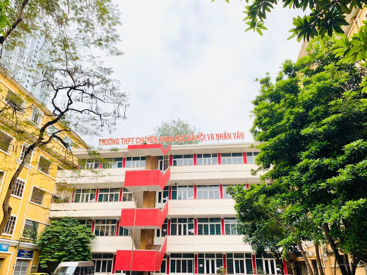 THPT Chuyên Khoa học Xã Hội và Nhân văn